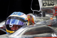 予選で今季初めてQ1を突破、14番グリッドからスタートしたマクラーレンのフェルナンド・アロンソ（写真）は、決勝ではポイント圏目前の11位で完走。冬のテストでトラブルが多発し、レースディスタンスを走り切ることにすら不安があったマクラーレン・ホンダは、4戦を消化し中団グループに食い込むまでになった。しかしバーレーンではジェンソン・バトンのマシンにトラブルが起き、バトンは予選・決勝とも出走できず。一進一退のシーズン序盤戦である。（Photo=McLaren）
    