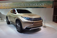 こちらはジュネーブショー2013で発表された「コンセプトGR-HEV」。日本では初披露となる。