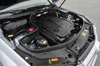 マイナーチェンジの目玉となる、新世代の3.5リッターV6エンジン。従来の3リッターV6よりも75psと7.1kgm増しの306ps、37.7kgmを発生しながら、燃費も30％向上したとされる。