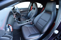 シートは、前席（写真）、後席ともにヘッドレスト一体型。テスト車は「AMGエクスクルーシブパッケージ」を選択したため、本革仕様になっている。
    
