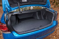 トランクルームには9.5インチのゴルフバッグを4個積める。床下にも収納スペースが設けられている。