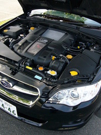 こちらは、2リッターターボモデル「2.0GT」のエンジンルーム。2008年5月にもマイチェンが実施され、ヘッドランプの“目頭部分”にポップアップ式ウォッシャーが備わった。