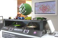 欧州向けルノーが搭載している「トムトム」のカーナビを紹介する展示。こういうディスプレイを作らせるとフランス人はホントにうまい！　と感心する。