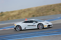 ショートサーキットを行く「ウラカン」。
    