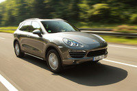 【スペック】カイエンディーゼル：全長×全幅×全高＝4846×1939×1705mm／ホイールベース＝2895mm／車重＝2100kg／駆動方式＝4WD／3リッターV6DOHC24バルブディーゼルターボ（240ps/4000-4400rpm、56.1kgm/2000-2250rpm）（欧州仕様車）