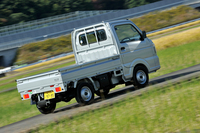 ボディーカラーは全3色。全8色を用意する「ダイハツ・ハイゼット」に一歩譲る。