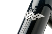 歴史的なWエンブレム。通販大手Manifactumを通じて販売されている。（写真＝Zwei plus zwei）