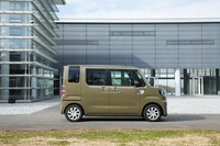 ルーフを高くすることで「ダイハツ・タント」を上回る車内空間を確保した「ウェイク」。1835mmという全高は、5ナンバーの箱型ミニバンに匹敵する。
    