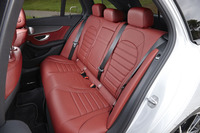 後席の様子。背もたれは、40：20：40の分割可倒式となっている。