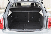 後席には6：4の分割可倒機構を採用。多彩なアレンジを可能にするフロアボードは、オプションの「ストレージ・コンパートメント・パッケージ」に含まれる。（写真をクリックすると、シートの倒れる様子が見られます）