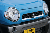 コミカルな「ハスラー」のフロントまわり。特にテスト車の「X」は、リング状のLEDポジショニングランプが特徴的だ。
    