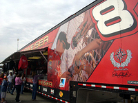 バドワイザーレッドのゼッケン8番、デール・アンハートJr.はどこでも大人気のドライバーだ。