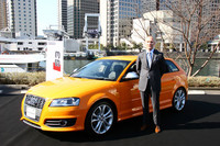 「アウディS3スポーツバック」と、アウディ・ジャパンのドミニク・ベッシュ代表取締役社長。