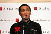 「とにかくダカールにたどり着きたい」と語る篠塚は、現在パリ在住。ダカールには自らが2002年に設立した小学校があり、毎年文房具などを送り届けているという。