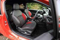 「208GTi」のシートは、レザーとファブリックのコンビタイプとなる。