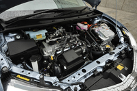 ハイブリッドユニットは、1.5リッター直4エンジンをモーターがアシストするタイプ。なお、ガソリン車の現行型「カローラ」は、1.3リッターと1.5リッターの2本立てである。