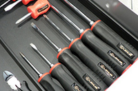 整備に使われる工具にはすべてレクサスのエンブレムが記されていたが、実は名門工具メーカーの「スナップオン」の製品。