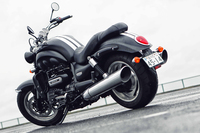 ボディーサイズ：全長×全幅×全高＝2500×970×1165mm
    ホイールベース：1695mm
    重量：374kg
    エンジン：2294cc 水冷4ストローク 並列3気筒 DOHC 4バルブ
    最高出力：148ps（108.9kW）/5750rpm
    最大トルク：22.5kgm（221Nm）/2750rpm