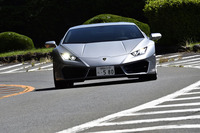 加速性能は0-100km/hが3.4秒で、0-200km/hが10.1秒。最高速は320km/hと発表されている。