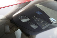 ルームミラーのそばには、前方の障害物を認識し、追突を防止・軽減するためのカメラが備わる。