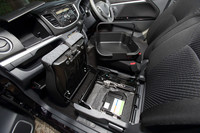 「ワゴンR」の収納は、グローブボックスのほか、助手席前のインパネトレーやインパネボックスなど充実している。ペットボトルホルダーも後席を合わせて5つ用意される。もちろんバケツ型収納も健在。