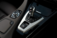 トランスミッションはデュアルクラッチ式ATの「M DCTドライブロジック」。ダンパーの硬さやスロットルレスポンスなどの調整は、シフトベースの右側に並んだスイッチで行う。