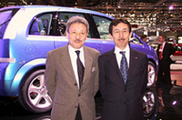 オペルの児玉英雄氏（左）と、日産自動車の中村史郎氏