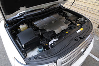 ランクルに新たに搭載されることになった4.6リッターのV型8気筒ユニット。最高出力は318psと、クラウンマジェスタ用の347psと比べると控え目になっている。