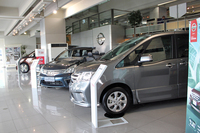 ジャカルタ市内にあるNMI（ニッサン・モーター・インドネシア）の本社は、1階と中2階がショールームになっていた。