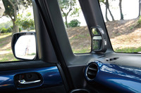 斜め後方や真後ろ、真横の死角を減らす「ピタ駐ミラー」（写真）や「サイドビューサポートミラー」、「後方視角支援ミラー」は、慣れると使い勝手がよかった。