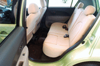 ジュニアシートが組み込まれた後席（Fパッケージ）。リアシートの、アレンジの妙とモノ置きとしての優秀さと比較すると、ヒトが座る場としては少々お粗末。倒すことを前提とし、「後方視界を妨げないことを考慮した」背もたれは、薄く、高さが足りない。「日本の法規に合致してるため」、後席センターシートにはヘッドレストが用意されず、シートベルトも2点式だ。今後、ダイハツブランドでヨーロッパに出されるバージョンには、3人分のヘッドレストと3点式シートベルトが備わる予定だ。写真をクリックするとシートアレンジが見られます。