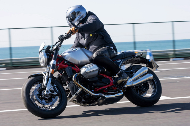 BMW R12 nineT（6MT）／モト・グッツィV7ストーン コルサ（6MT
