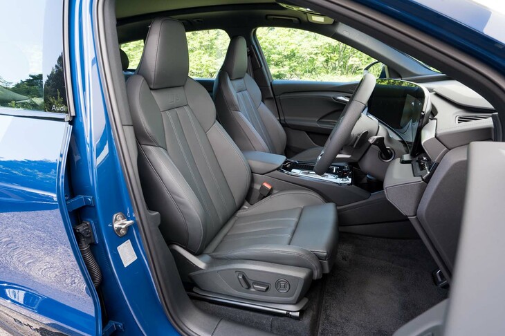 パッケージオプションの「S lineパッケージ」に含まれるスポーツシート。「Q6 e-tron」では、全車において前席に電動調整機構やシートヒーターが標準で装備され、オプションでシートベンチレーションも用意される。