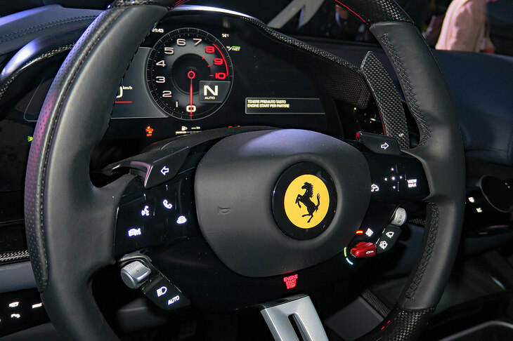 フェラーリ・プロサングエ（ステアリングスイッチ）