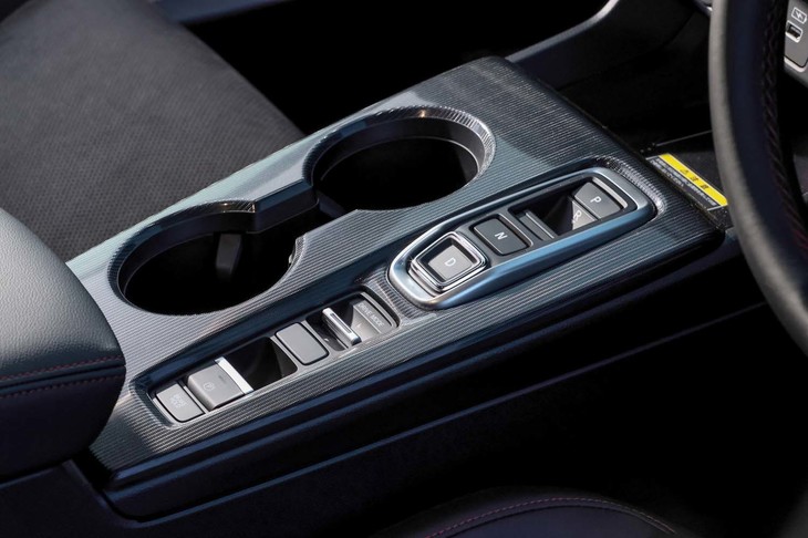 シフトセレクターはプッシュボタン式。手前に引いて操作する「R」ボタンに滑り止めを付けることで使い勝手を高めている。