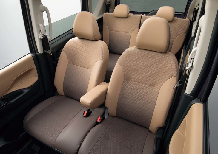 前席シートのヒップポイントは従来型よりも60mm高くなっている。