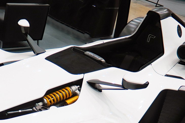 コックピットの前には、乗降時に取り外したステアリングホイールやヘルメットなどを置ける、フラットなスペースが設けられている。