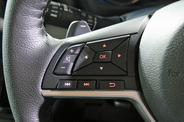 三菱デリカミニTプレミアム（ステアリングスイッチ）