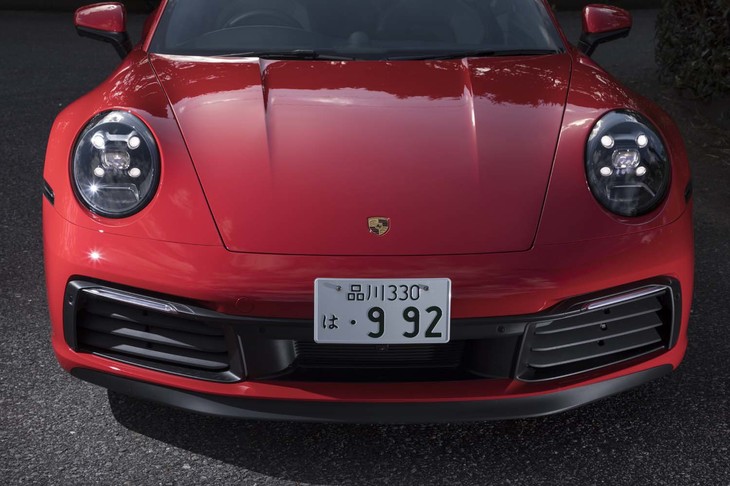 「ひと目で911とわかる形」の最たるものが、丸目のフロントデザイン。最新世代の992型は、複数の光源を合わせたコンビランプや大きな一文字のグリルが特徴的。