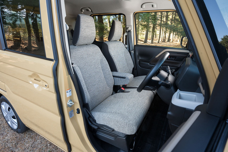 アウトドア家具のような心地よさを目指したという、標準車のファブリックシート。「カスタム」にはファブリックと合成皮革のコンビシートが装備される。