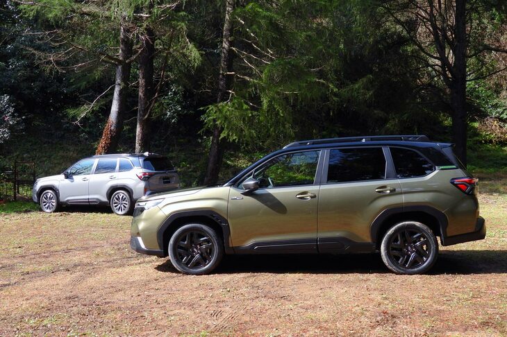 「スバル・フォレスターX-BREAK S：HEV EX」（写真向かって右）と「フォレスター プレミアムS：HEV EX」（同左）。