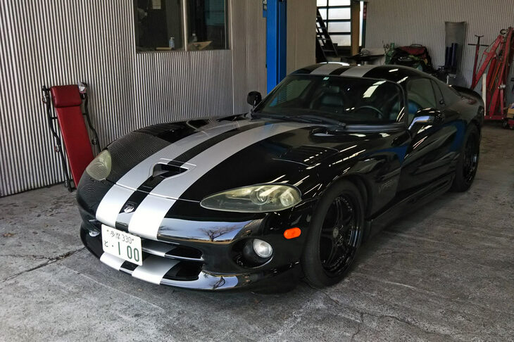 車検を終え、武蔵野への出立を待つ「バイパー」。洗車もされてさっぱりしたご様子だが、引き取る当方はフクザツな気分である。