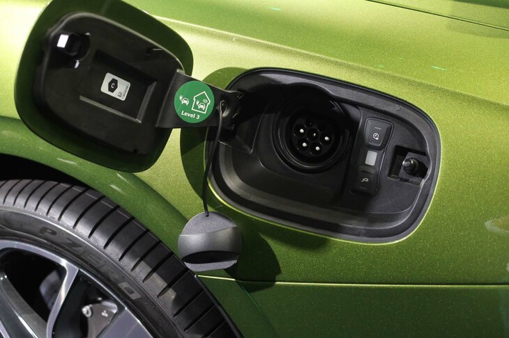 ベントレー・コンチネンタルGTCスピード（給電口）