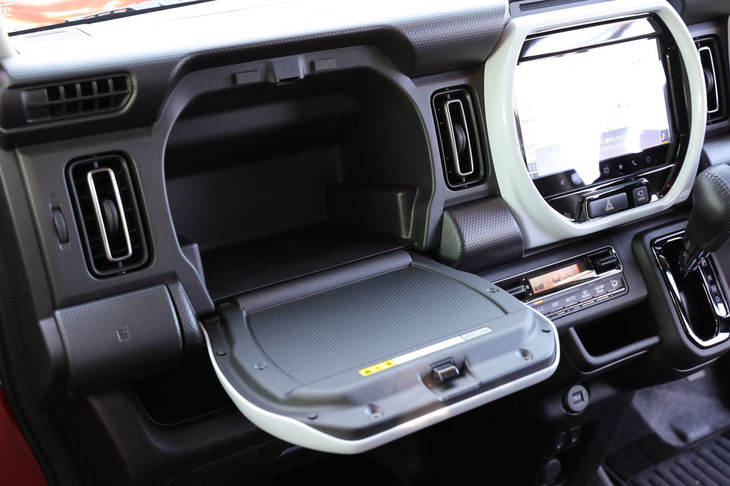 メーターやセンターディスプレイのカラートリムと統一感のあるデザインのインパネアッパーボックス。「ハイブリッドX」はふた付きで、先代モデルよりも容量が拡大されている。