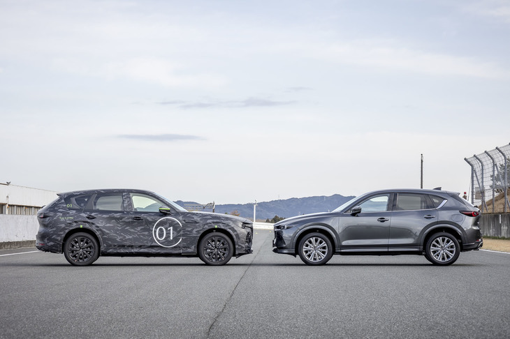 「CX-60 e-SKYACTIV PHEVプロトタイプ」（左）と「CX-5」（右）のサイドビューを比較したもの。フロントホイールアーチの後端とドアの間にスペースがないのがCX-5で、CX-60にはスペースがある。運転席のポジションにも違いを確認できる。