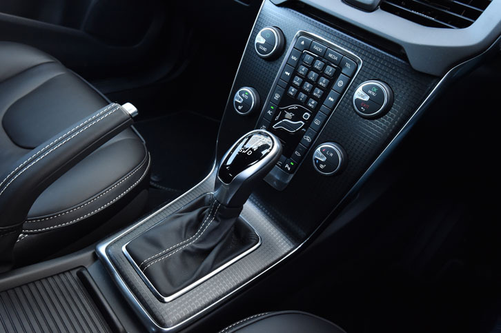 トランスミッションは8段ATのみ。シフトレバー前方のアルミニウム製センターパネルは、「R-DESIGN」専用のもの。