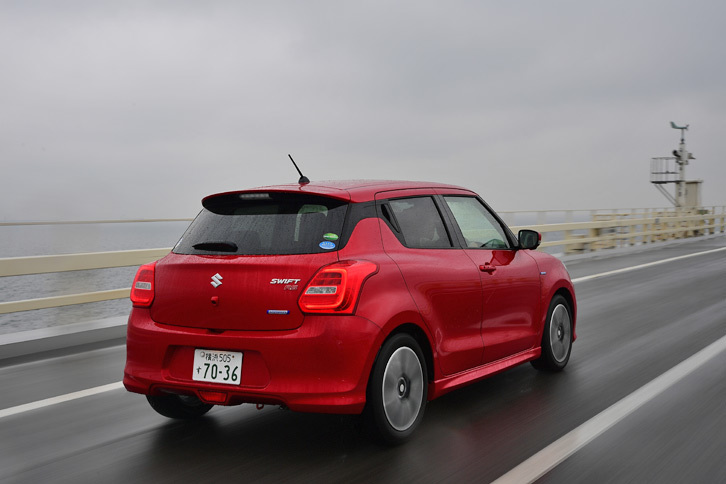 「ハイブリッドRS」（FF車）のJC08モード燃費は27.4km/リッター。ちなみに、ハイブリッド機構を持たないエントリーグレードの「XG」（FF車）は24.0km/リッター。