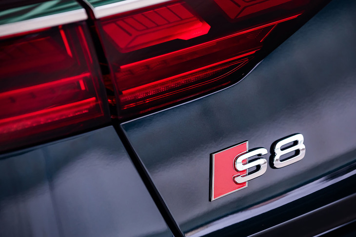 アウディのフラッグシップセダン「A8」をベースに、さらなる高性能バージョンとして開発された「S8」。最新モデルは1997年に登場した初代から数えて4代目にあたる。