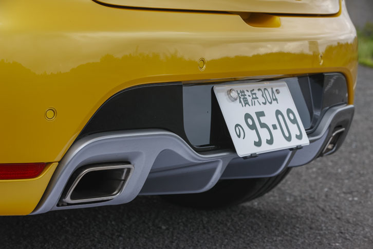 リアエンドにはシルバーに塗装されたディフューザーが備わる。車両全体が生み出すダウンフォースの約8割を担うという。