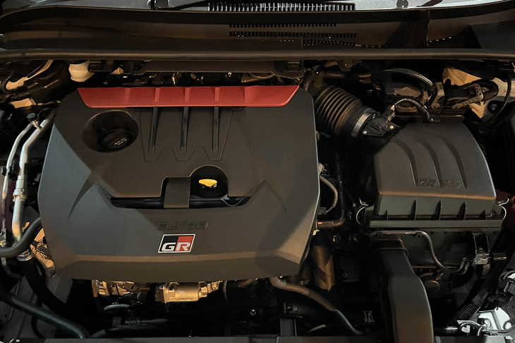 1.6リッター直3ターボエンジンを搭載。304PSの最高出力と、400N・mの最大トルクを発生する。6段MTに加え、「GRヤリス」と同じく新開発の8段AT「GAZOO Racing Direct Automatic Transmission（GR-DAT）」が設定されたのもトピックだ。